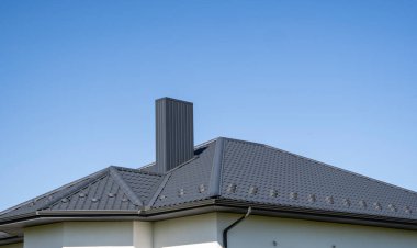 Modern bir eve konmuş gri çatılı metal profil çatısı. Çürük çarşafın çatısı. Metal profil dalgalı şeklinin çatısı. Metalden yapılmış modern çatı. Metal çatı..