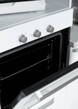 Rahat bir mutfakta beyaz bir mutfak fırını aç..