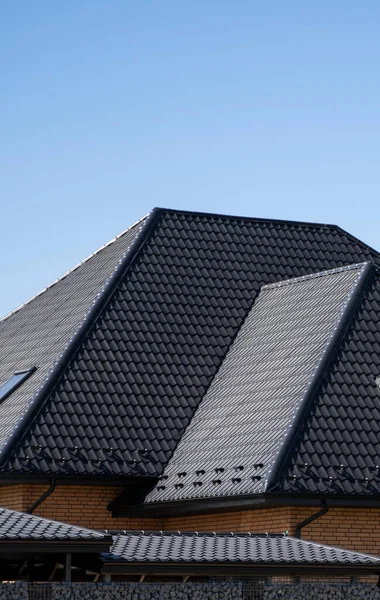 Braunes Wellblechprofildach, das auf einem modernen Haus installiert wurde. Das Dach aus Wellblech. Überdachung von Metallprofilwellenform. Modernes Dach aus Metall. Metalldächer. — Stockfoto