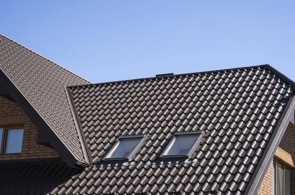 Toit en tôle ondulée marron installé sur une maison moderne. Le toit de tôle ondulée. Toiture de profil métallique forme ondulée. Toit moderne en métal. Toiture métallique. — Photo