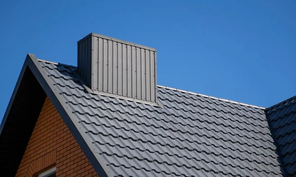 Telhado de perfil de metal ondulado cinza instalado em uma casa moderna. O telhado de chapa ondulada. Telhado de metal perfil ondulado forma. Telhado moderno feito de metal. Cobertura metálica. — Fotografia de Stock
