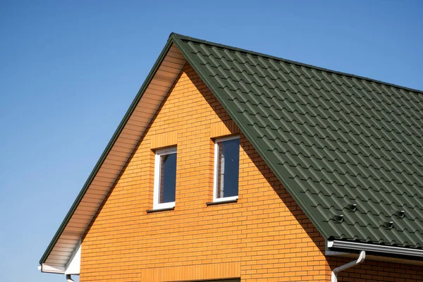 Πράσινη κυματοειδής μεταλλική στέγη προφίλ εγκατασταθεί σε ένα σύγχρονο σπίτι. Η οροφή του κυματοειδούς φύλλου. Υλικό κατασκευής σκεπής από μεταλλικό προφίλ κυματιστό σχήμα. Μοντέρνα οροφή από μέταλλο. Μεταλλικά στέγες. — Φωτογραφία Αρχείου