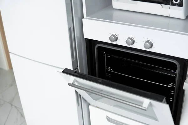 Open white kitchen oven on a comfortable kitchen. — Zdjęcie stockowe