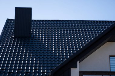 Modern bir eve konmuş gri çatılı metal profil çatısı. Çürük çarşafın çatısı. Metal profil dalgalı şeklinin çatısı. Metalden yapılmış modern çatı. Metal çatı..