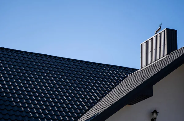 Telhado de perfil de metal ondulado cinza instalado em uma casa moderna. O telhado de chapa ondulada. Telhado de metal perfil ondulado forma. Telhado moderno feito de metal. Cobertura metálica. — Fotografia de Stock