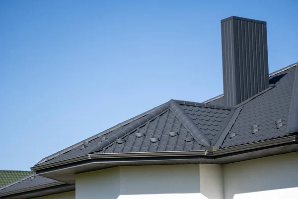 Modern bir eve konmuş gri çatılı metal profil çatısı. Çürük çarşafın çatısı. Metal profil dalgalı şeklinin çatısı. Metalden yapılmış modern çatı. Metal çatı.. — Stok fotoğraf