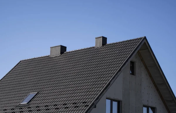 Καφέ κυματοειδές μεταλλική στέγη προφίλ εγκατασταθεί σε ένα σύγχρονο σπίτι. Η οροφή του κυματοειδούς φύλλου. Υλικό κατασκευής σκεπής από μεταλλικό προφίλ κυματιστό σχήμα. Μοντέρνα οροφή από μέταλλο. Μεταλλικά στέγες. — Φωτογραφία Αρχείου