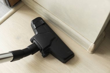 Modern elektrik süpürgesinin kaplama temizleme şefinin üst görüntüsü.