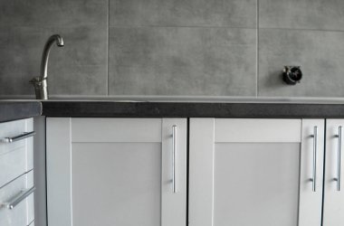 Modern minimalist stil mutfak tek renkli tonlarda kapanıyor. Gri beyaz cepheli ve koyu gri tezgahlı özel mutfak. Chipboard 'dan modüler mutfak.