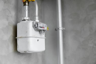 LUTSK, UKRAINE - 10 Aralık 2020: Yeni özel evde iç gaz dağıtımına karşı yeni gaz ölçer.