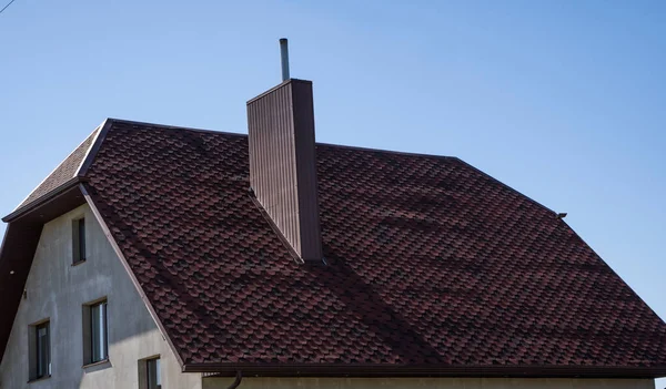 Telhado de perfil de metal ondulado marrom instalado em uma casa moderna. O telhado de chapa ondulada. Telhado de metal perfil ondulado forma. Telhado moderno feito de metal. Cobertura metálica. — Fotografia de Stock