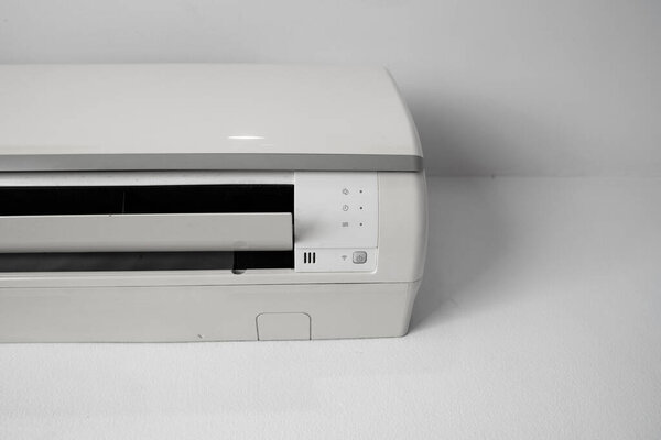 Кондиционеры установлены на белой стене в гостиной или спальне. Indooor комфорта температуры. Концепции здоровья и энергосбережение
.