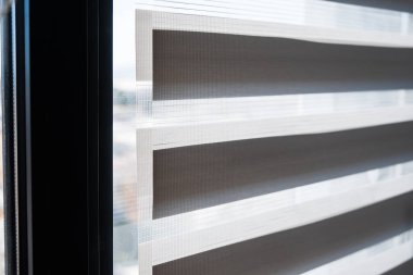 Güneş ışığında pencere perdeleri, modern ve minimal ev ayrıntıları. Soyut geometrik içerik bileşimi.