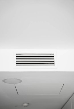 Tavanda minimum beyaz havalandırma, havalandırma ve hava dolaşımı için modern havalandırma sisteminin bir parçası..