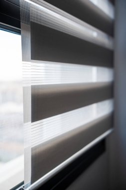 Alternatif çizgileri olan zebra silindirlerinin makro görünümü, kumaş dokusunu vurgulamak, yumuşak doğal ışık yayılımı, ve modern minimalist gölgeleme estetiği.