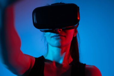 Bir kadın mühendis, gelecekteki arayüz kavramlarını test ederek ve yenilikçi dijital etkileşim teknolojilerini araştırarak, iç içe geçmiş VR sistemlerini araştırıyor..