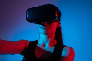 Kadın mühendis, yenilikçi sanal ortamları inceleyerek ve gelecekteki dijital etkileşim sistemlerini araştırarak, iç açıcı VR arayüzlerini değerlendirir..