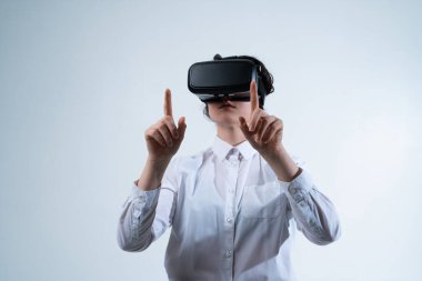 Kadın iki elini de kullanarak bir sanal gerçeklik arayüzü dizayn ediyor. Uzaysal UI inşa kavramı, büyüleyici tasarım araçları ve sanal ürün prototipi.