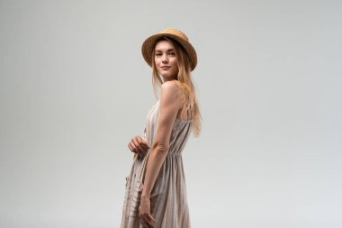 Tekrar kullanılabilen alışveriş poşeti taşıyan bir kadın model omzunun üzerinden bakarken. Sürdürülebilir alışveriş, organik gıda, plastik serbest yaşam tarzı ve modern eko yaşam kavramı.