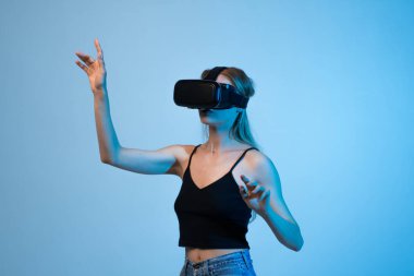 Sanal gerçeklik kulaklığını ayarlayan bir kadın entrika deneyimi için hazırlanıyor. Modern teknoloji, yenilik, dijital simülasyon ve VR yaşam tarzı kavramı.