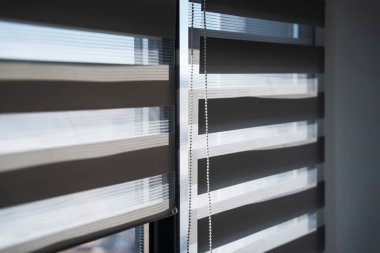 Zebra pencereleri tekrarlayan ışık ve gölge desenleri yaratır, modern iç tasarım, minimalizm ve temiz mimari altyapıyı temsil eder..