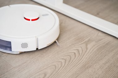 Otomatik robot elektrikli süpürge. Evin içini temizliyor. Verimli ev bakımı, hijyen, akıllı otomasyon ve modern yaşam için gelişmiş robot teknolojisi..