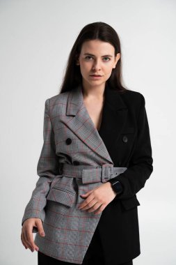 Şık ceketli, kendine güvenen bir iş kadınının portresi, profesyonelliği, liderliği, güveni ve temiz bir geçmişe karşı modern bir kurumsal kimliği simgeliyor..