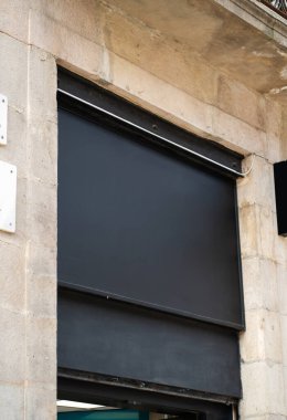 Duvarda boş dükkan işareti modeli, metin, reklam ya da logo oluşturma alanı olan, kentsel perakende ortamda fotokopi alanı sunan koyu gri boş bir dükkan önü