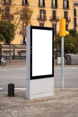 Şehir sokaklarında kaldırımda duran boş dijital ilan panosu, kentsel bir ortamda reklam içeriği, markalaşma ve kamu bilgilendirme mesajları için temiz ve kişiselleştirilebilir bir alan sunuyor