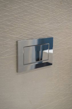 Krom renkli sifon plaka, modern banyo tasarım elementlerini gösteriyor, su tasarrufu ve konut içi tesisat tesisatlarını vurguluyor.