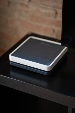 Kablosuz internet yönlendirici ağ bağlantısı sağlıyor, akıllı ev cihazlarını ve dijital yaşam tarzını destekliyor ve yüksek hızlı kablosuz internet teknolojisi ile siyah bir tablo üzerinde