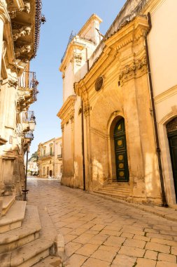 Sicilya 'nın Ragusa ili' nde Miguel Angel Başmelek Kilisesi 'nin (Chiesa San Michelangelo Arcangelo) mimari görüşleri..