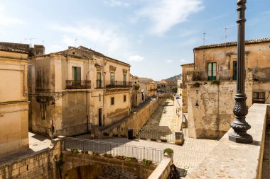 Sicilya 'nın Ragusa ili, Scicli' nin Güzel Caddelerinde Dolaşmak.