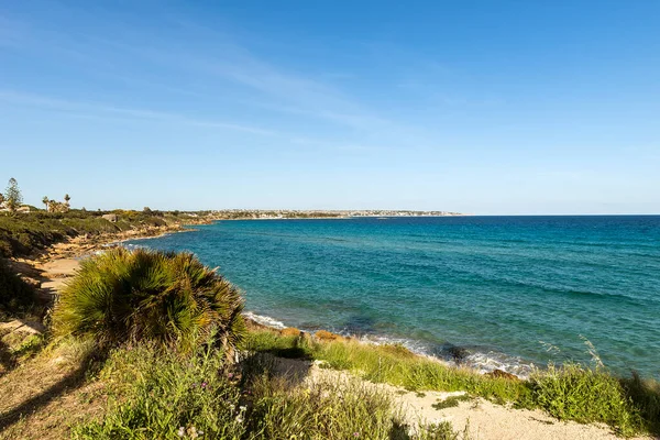 Syracuse City, Sicilya, İtalya 'da Arenella Sahili' nin (Spiaggia di Arenella) muhteşem deniz manzaraları.