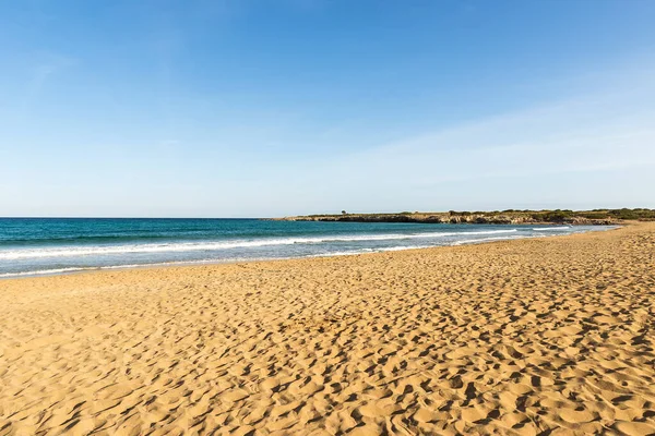 Syracuse City, Sicilya, İtalya 'da Arenella Sahili' nin (Spiaggia di Arenella) muhteşem deniz manzaraları.