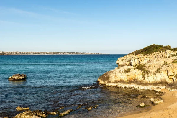 Syracuse City, Sicilya, İtalya 'da Arenella Sahili' nin (Spiaggia di Arenella) muhteşem deniz manzaraları.
