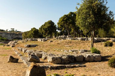 İtalya 'nın Syracuse kentindeki Neapolis Arkeoloji Parkı' ndaki Hieron II Harabeleri Sunağı (Ara di Ierone II) Sahneleri.