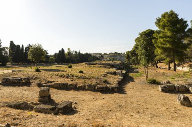 İtalya 'nın Syracuse kentindeki Neapolis Arkeoloji Parkı' ndaki Hieron II Harabeleri Sunağı (Ara di Ierone II) Sahneleri.