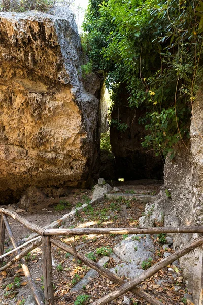 シラキュースのネアポリス考古学公園のラトミア パラディソの自然風景 シチリア島 イタリア — ストック写真