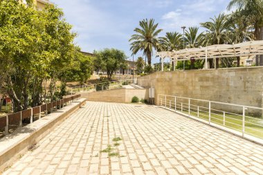 Şehirde ve Comiso 'daki Şehir Parklarında Dolaşmak, Ragusa, Sicilya, İtalya.