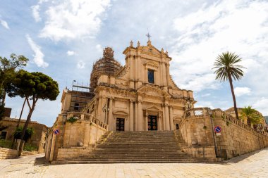 İtalya 'nın Ragusa ilinin Comiso ilçesinde Aziz Meryem Bazilikası' nın (Basilica Maria Santissima Annunziata) panoramik manzaraları.