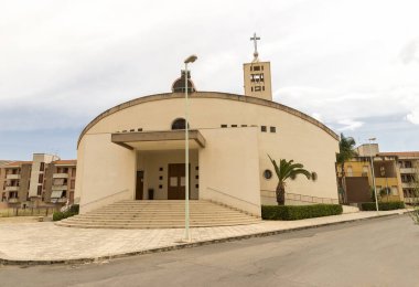 Comiso, Sicilya, İtalya 'nın başkenti Ragusa' da Kutsal Havariler Kilisesi 'nin (Chiesa Parrocchiale dei Santi Apostoli) panoramik manzaraları.