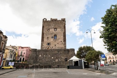 Adrano, Sicilya, İtalya 'daki Norman Kalesi' nin (Castello Normanno) mimari manzaraları.