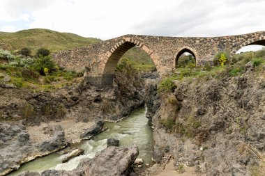 Adrano, Catania Eyaleti, Sicilya 'daki Sarracens Köprüsü' nün Doğal Manzaraları (Ponte dei Saraceni).