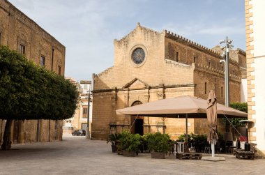 İtalya 'nın Trapani ilinin Castelvetrano şehrindeki Saint Mary Kilisesi' nin (Duomo di Santa Maria Assunta Chiesa Madre) dini mimarisi..