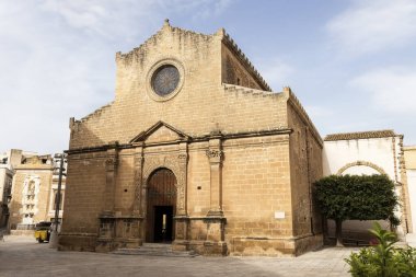 İtalya 'nın Trapani ilinin Castelvetrano şehrindeki Saint Mary Kilisesi' nin (Duomo di Santa Maria Assunta Chiesa Madre) dini mimarisi..