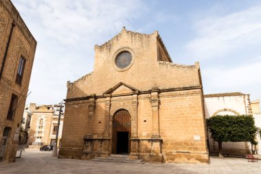 İtalya 'nın Trapani ilinin Castelvetrano şehrindeki Saint Mary Kilisesi' nin (Duomo di Santa Maria Assunta Chiesa Madre) dini mimarisi..