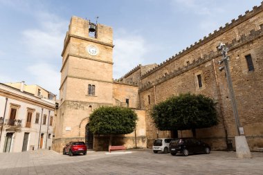 İtalya 'nın Trapani ilinin Castelvetrano şehrindeki Saint Mary Kilisesi' nin (Duomo di Santa Maria Assunta Chiesa Madre) dini mimarisi..