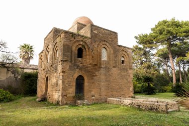 İtalya 'nın Trapani ilindeki Castelvetrano kentinde Kilisenin Dini Mimarı Kutsal Delia Üçlemesi (Chiesa Santissima Trinita di Delia).