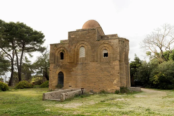 İtalya 'nın Trapani ilindeki Castelvetrano kentinde Kilisenin Dini Mimarı Kutsal Delia Üçlemesi (Chiesa Santissima Trinita di Delia).